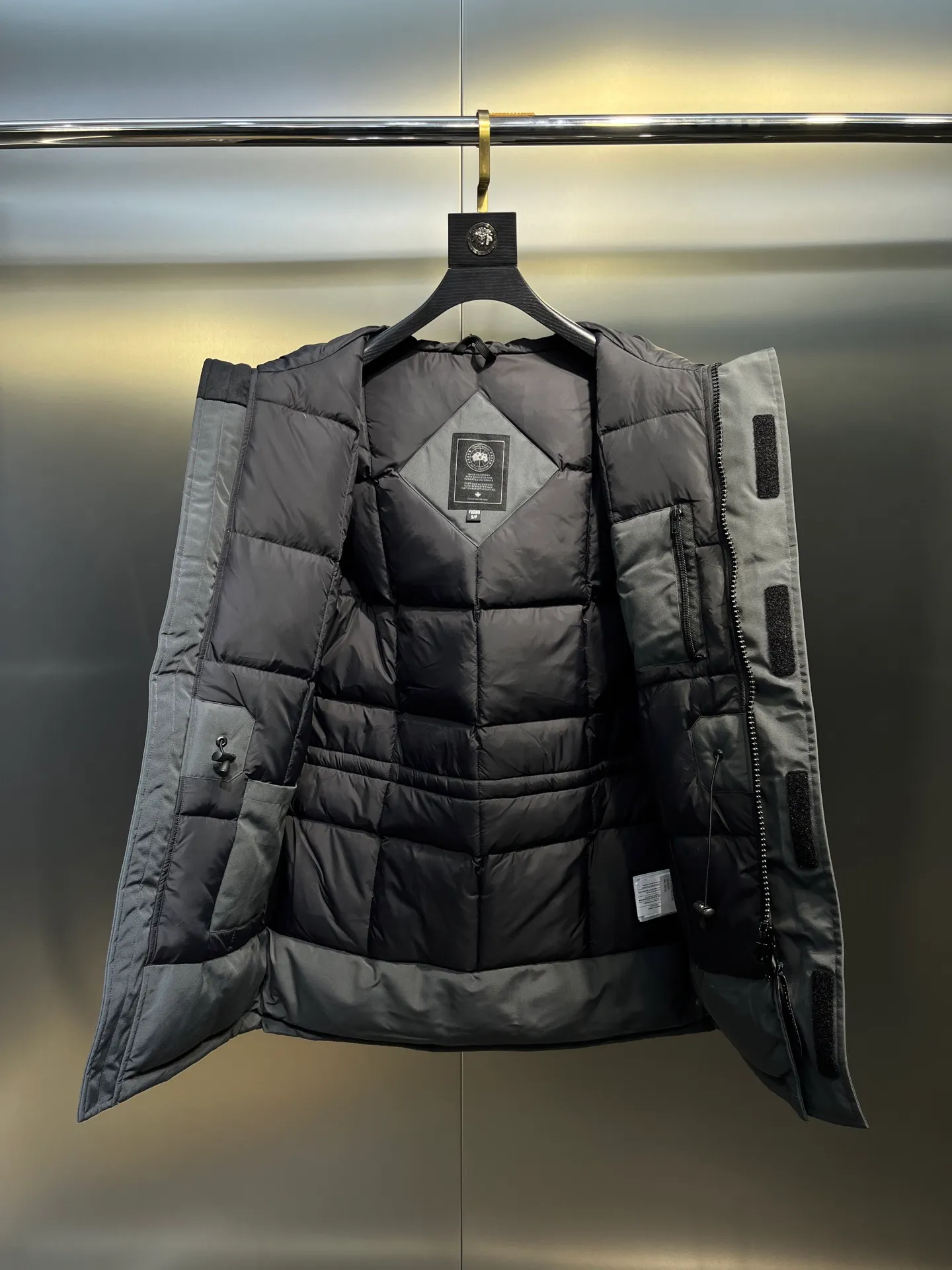 P840 𝘾𝘼𝙉𝘼𝘿𝘼 𝙂𝙊𝙊𝙎𝙀Big Goose 13# The design of Big Goose 13 is simple and elegant, a little longer than the 08 model, more suitable for men and suitable for business people. This down jacket is popular for its simple design, which is not only practical but also has a certain sense of fashion. In terms of applicability, the Daye 13 model provides good thermal insulation performance. Its thermal insulation coefficient is level 5, which can provide enough warmth and is suitable for wearing in cold environments. In addition, the Daye 13 model also has a high cost performance. Compared with other models, it provides a better balance between price and performance, making it more competitive in the market.  size：xs-xxl